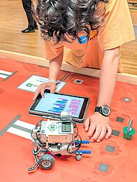 Teilnehmer am WRO Wettbewerb programmiert  seinen Lego Roboter